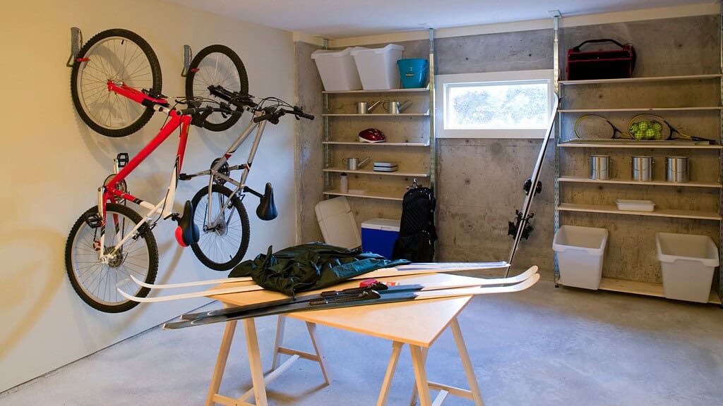 Rendezett raktár a bicikli téli tárolásához.