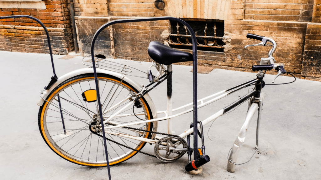Lelakatolt kerékpár, melynek ellopták a kerekét.
