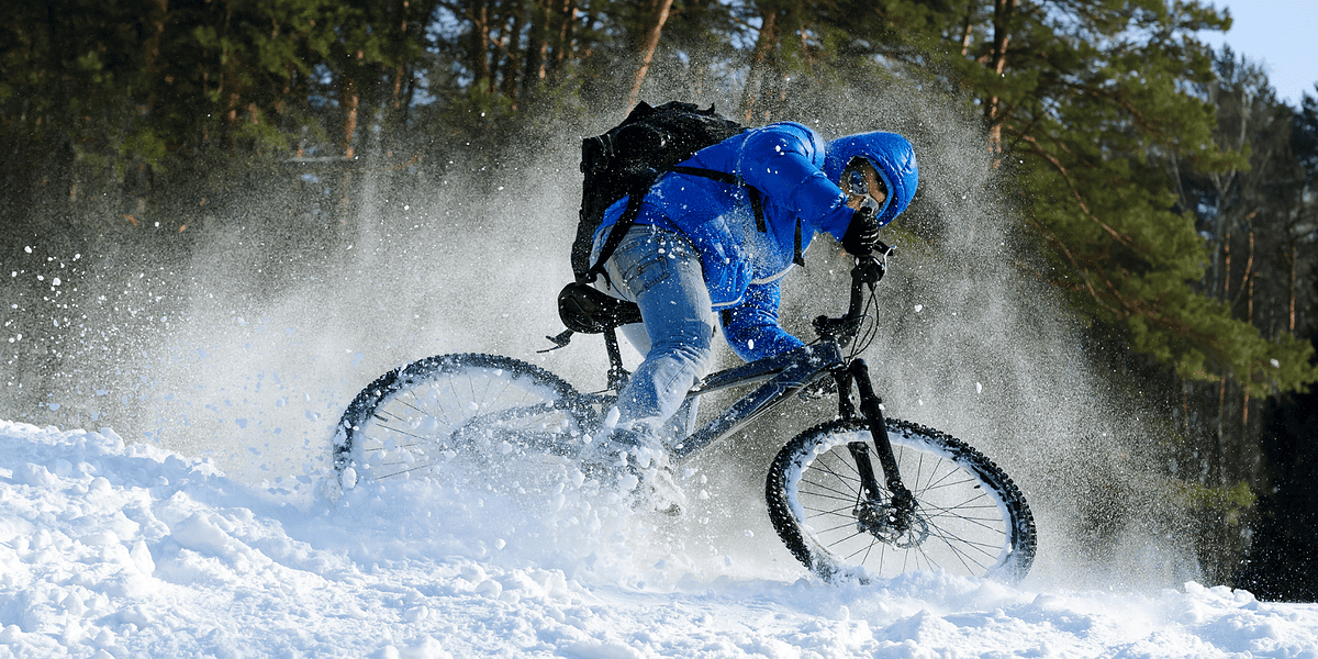 Magas minőségű mountainbike felszerelés téli körülmények között síkfutás közben.