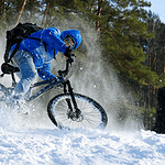 Magas minőségű mountainbike felszerelés téli körülmények között síkfutás közben.