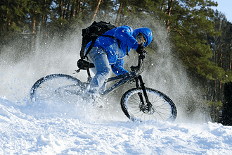 Magas minőségű mountainbike felszerelés téli körülmények között síkfutás közben.