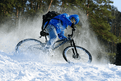 Magas minőségű mountainbike felszerelés téli körülmények között síkfutás közben.