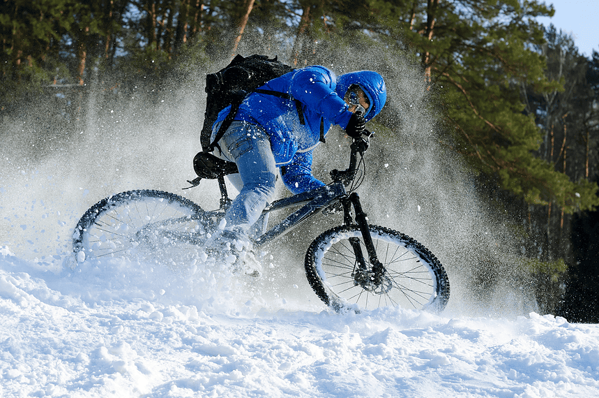 Magas minőségű mountainbike felszerelés téli körülmények között síkfutás közben.