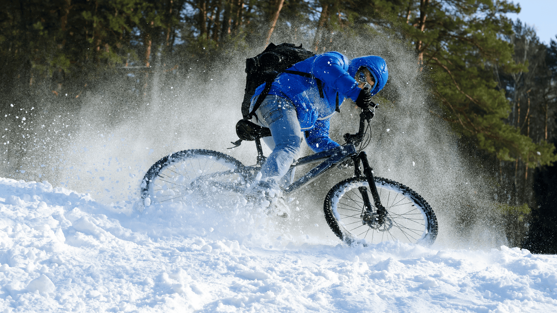 Magas minőségű mountainbike felszerelés téli körülmények között síkfutás közben.